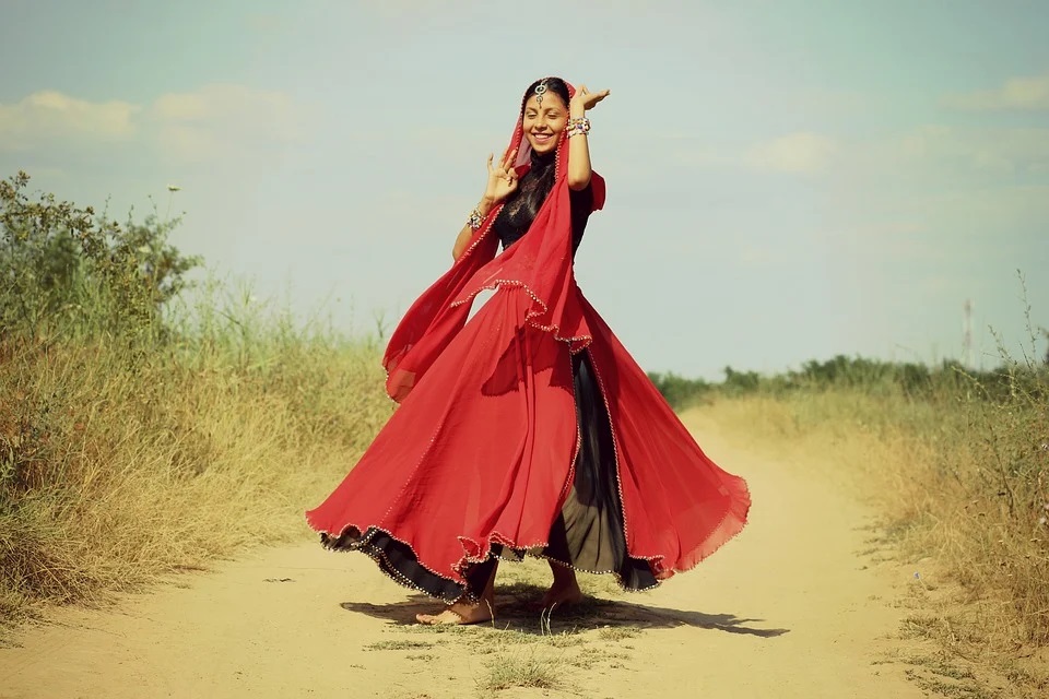 Bollywood Schönheit tanzt sinnlich in Kostüm